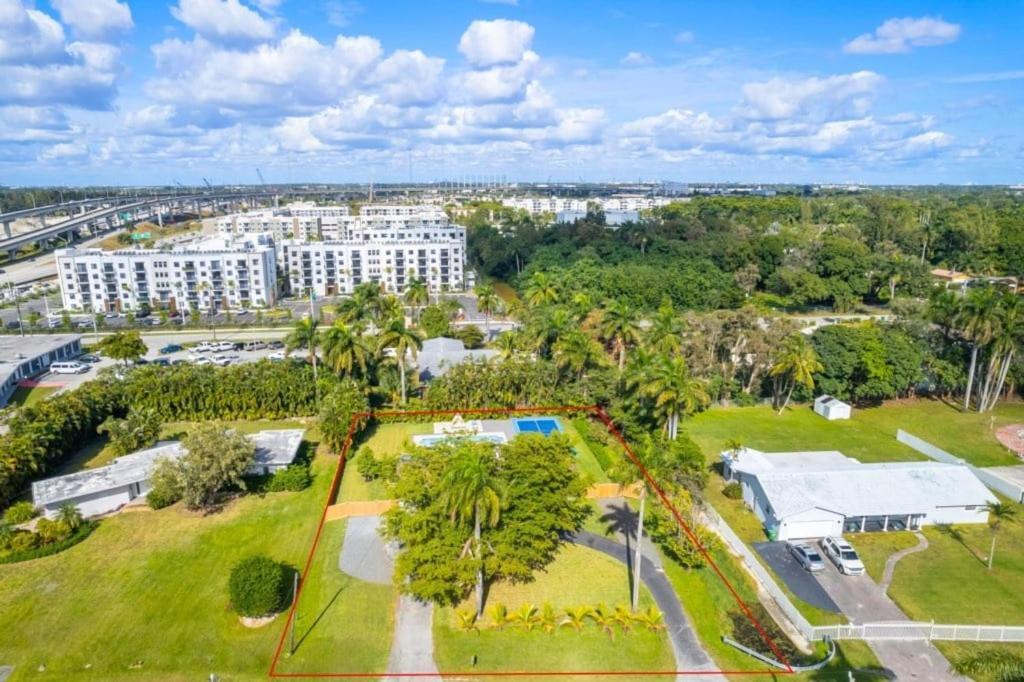 4br Biscayne River Home- Pool & Pickleball Fun Ferienhaus Miami
