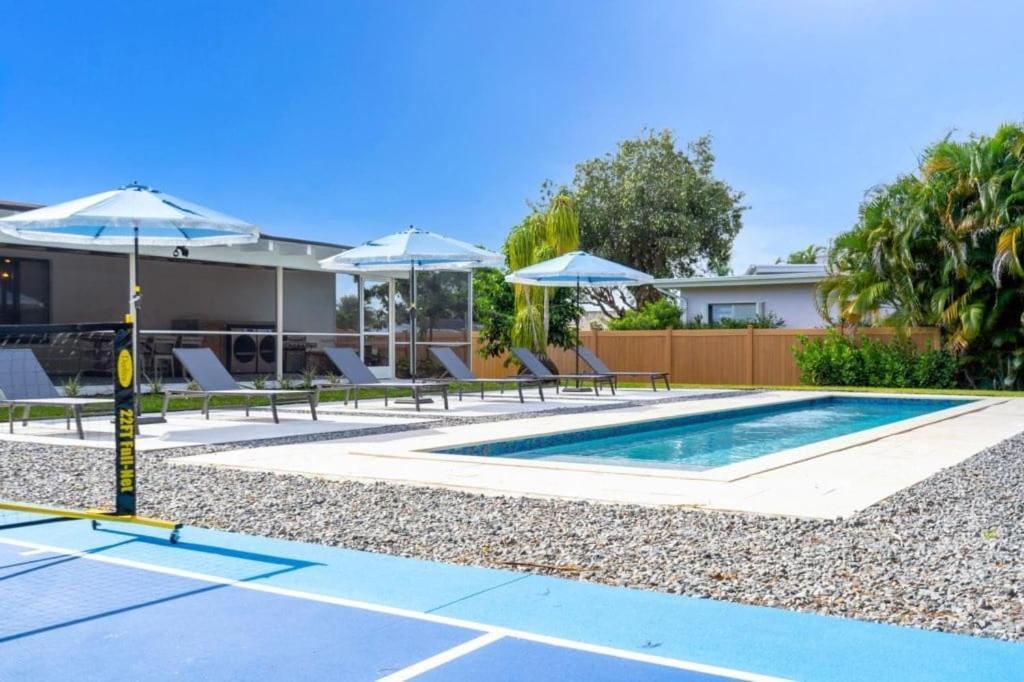 4br Biscayne River Home- Pool & Pickleball Fun