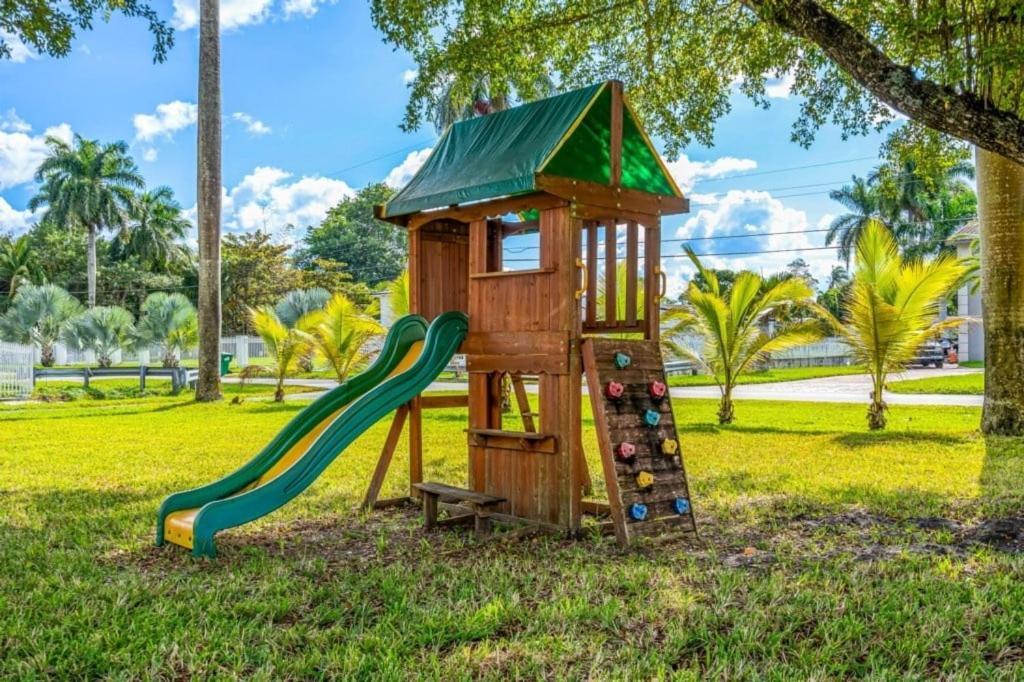 4br Biscayne River Home- Pool & Pickleball Fun Miami