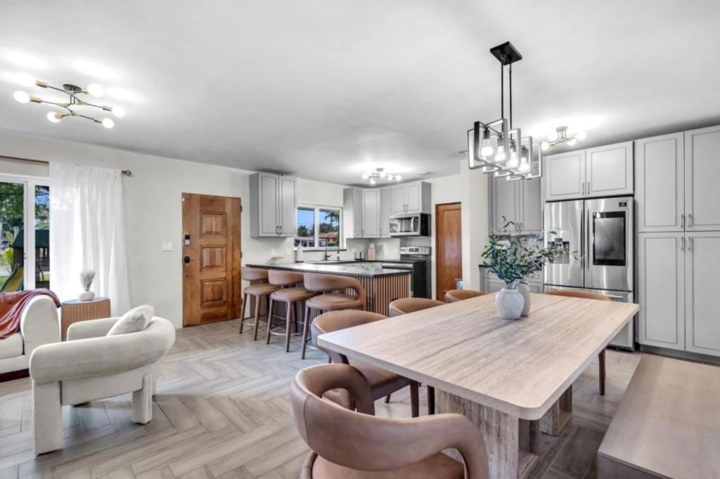 4br Biscayne River Home- Pool & Pickleball Fun Ferienhaus Miami