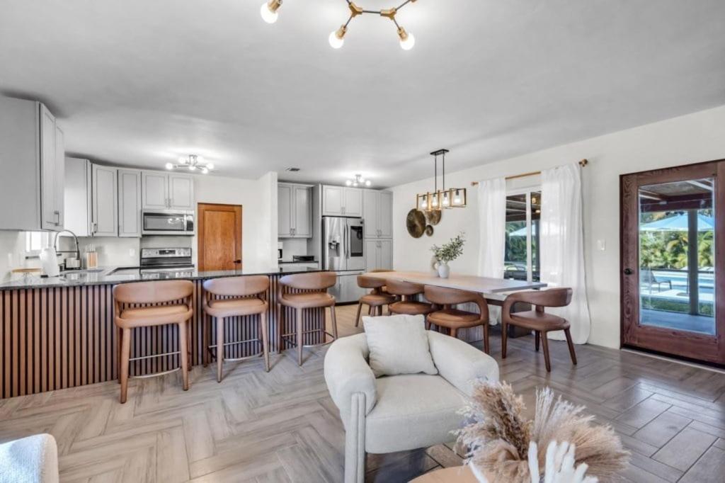 4br Biscayne River Home- Pool & Pickleball Fun *