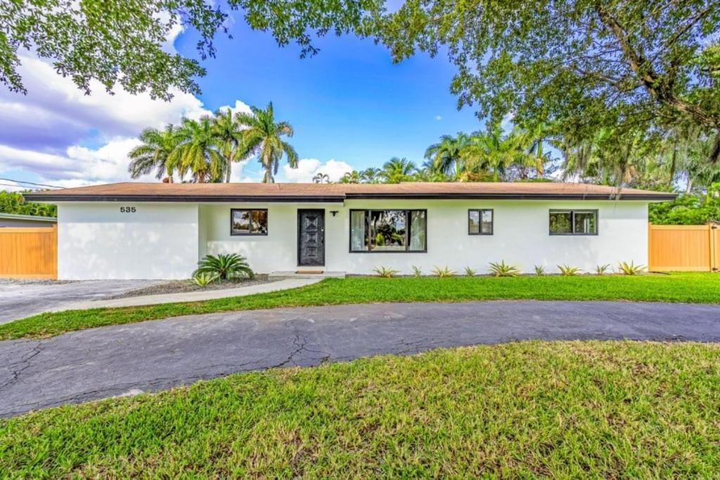 4br Biscayne River Home- Pool & Pickleball Fun Ferienhaus